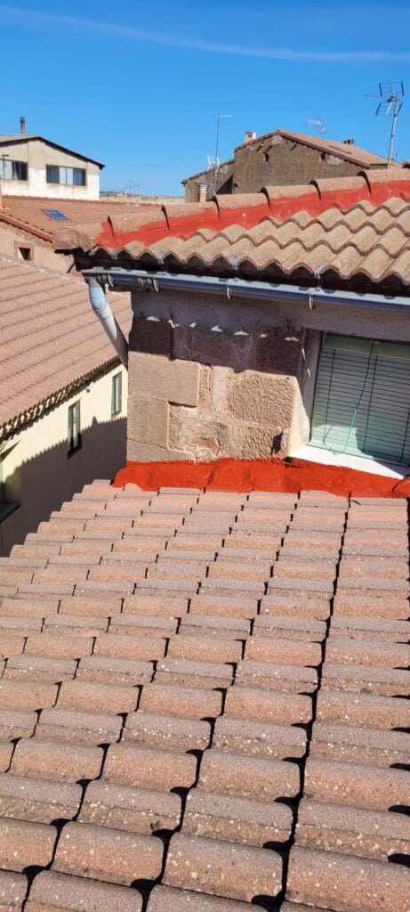 Tejado con aislamiento térmico y acústico aplicado, mejorando la eficiencia energética y protección contra el ruido en un entorno residencial