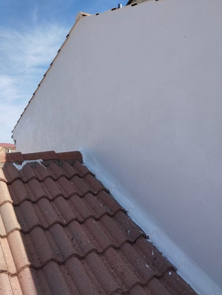 Tejado con tejas de cerámica y aislamiento térmico y acústico en las juntas, mejorando la protección contra el clima y el ruido exterior.
